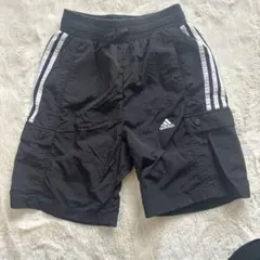 adidas 黒 ストライプ ハーフパンツ