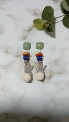 個性的ヴィンテージ風シルバーキャット ふわふわしっぽイヤリング