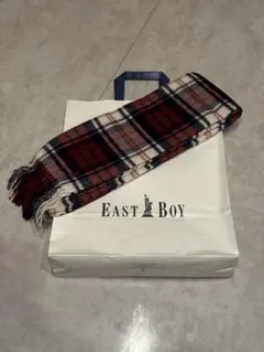 赤と白のチェック柄マフラー