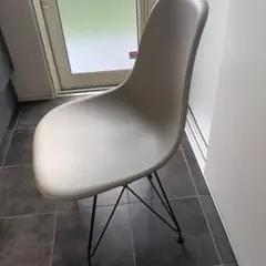 イームズ風　グレーのプラスチック製ダイニングチェア　直接引取り限定販売