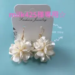 ハンドメイドピアス❤️華やか❤️ベージュ編みフラワーピアス❤️大ぶりピアス