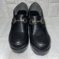 厚底ブラックローファー ゴールドバックル付き