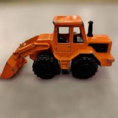 オレンジ色のショベル付きミニカー