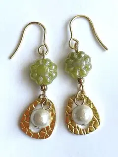 コットンパールとチェコビーズ小花ゴールドチャームピアスイヤリング　395