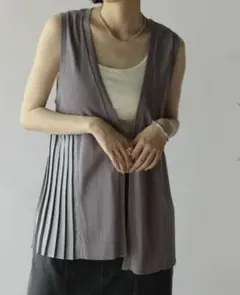 新品タグ付き　ヤマダヤ　ラディエイトラメツイルプリーツジレ　グレージュ