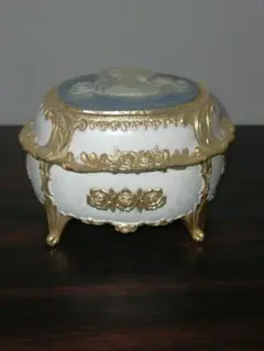 【中古品】オルゴールジュエリーケース　カメオ調　一部破損品
