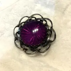 紫色のブローチ