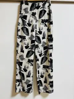 emmi atelier ワイドパンツ ホワイト/ブラック　プリント柄