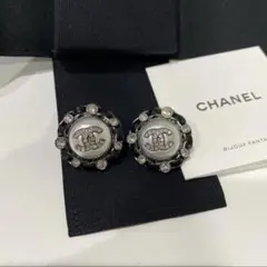 CHANEL ロゴ入りシルバーピアス