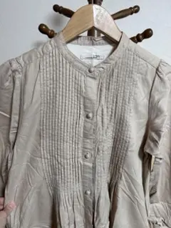 ベージュ プリーツ付き 長袖ロングシャツ