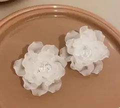 ミルキーホワイトフラワーピアス 装飾用白リボンセット