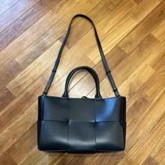 ブラック ショルダーバッグ ジッパーポーチ付き　ウェーブ編み