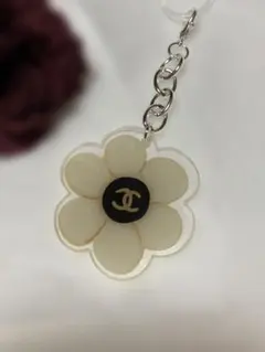 CHANEL 花形チャーム ホワイト