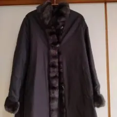 黒＆濃いチャコウルグレーのリバーシブルのコート