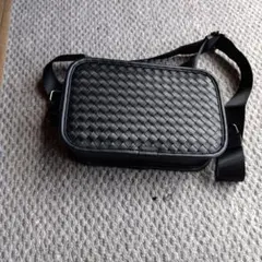 黒い編み込みデザインのショルダーバッグ