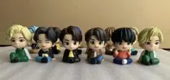 BTSフィギュア 12体セットと缶バッジ