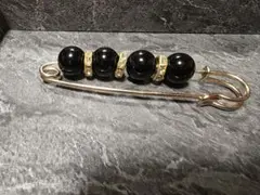 ビーズ付きブラックピンバッジ