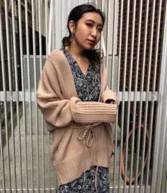 ベルト付きニットカーディガン　ベージュ　オーバーサイズ　ZARA ENVYMのサムネイル