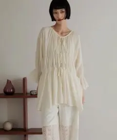 【美品】ヨウリュウシャーリングブラウス ローリーズファーム アイボリー