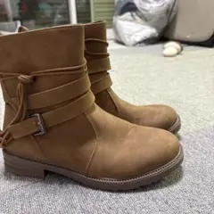 ブラウン スエード調 ブーツ ストラップ付き