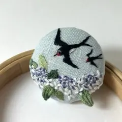 ハンドメイド刺繍ブローチ 2-51 ツバメとガクアジサイ