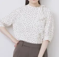 【美品】ロールカラーアシメフリルリボンブラウスのサムネイル