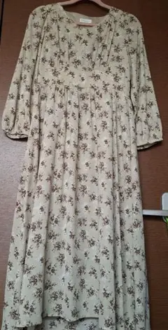 月末セール　ロングワンピースベージュ花柄Fサイズ　アースミュージック&エコロジー