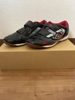 Umbro フットサルシューズ 黒赤アジリード　箱無し