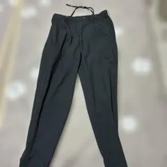 メンズ　風を通すタックテーパードパンツ　無印良品　ブラックのサムネイル
