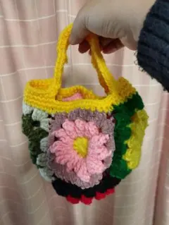 花モチーフのかぎ針編みグラニーバッグ