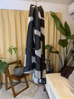 BALENCIAGA ロゴマフラー ブラック×ホワイトのサムネイル