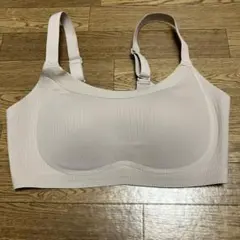胸を小さく見せるブラ