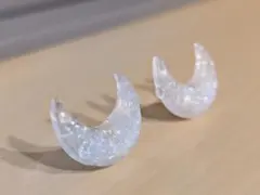 月　ムーン　煌めくシェル風ガラスinレジン　ゴールドピアス