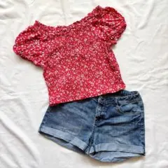 パフスリーブの小花柄トップとデニムショートパンツのキュートなコーデセット