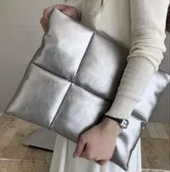 シルバー パデッドクラッチバッグ マグネット開閉 内ポケット付き
