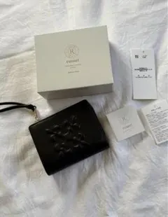 エンボスモノグラムハーフウォレット レディース