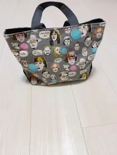 ユニークな人物柄 トートバッグ グレー