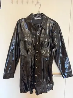 ZARA エナメル調 シャツジャケット ブラックのサムネイル
