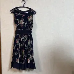 ネイビー フラワープリント ノースリーブワンピース