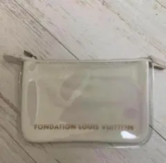 【パリ限定】訳あり！FONDATION LOUIS VUITTON ロゴ ポーチのサムネイル