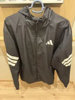 未使用に近い！adidas フード付きウィンドブレーカー