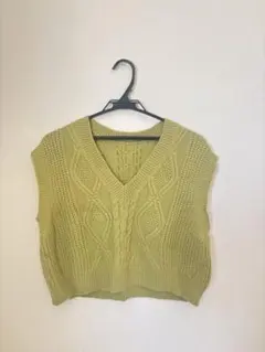 ライムグリーン Vネック ケーブル編み ニットベスト