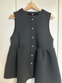 【美品】ペプラムベスト　フレア　フリル　ブラック　パール