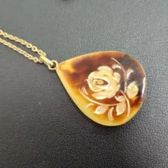 琥珀 ペンダントトップ 薔薇彫刻 k18 刻印入り - メルカリ
