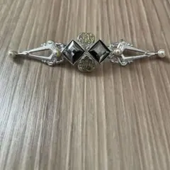 装飾的なシルバーブローチ