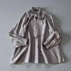 美品✨ドゥロワー　シルク　ジャガードボウブラウス　ボウタイ　ブラウス セール】 コットンシルクサテン ピンタックボウタイブラウス （シャツ