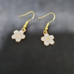 ハンドメイドピアス　桜　ホワイト