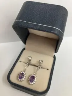 紫色ストーンのドロップイヤリング