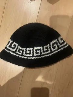 幾何学模様の黒白バケットハット