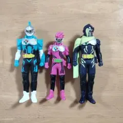 仮面ライダーエグゼイドフィギュア 3体セット 青 ピンク 黒